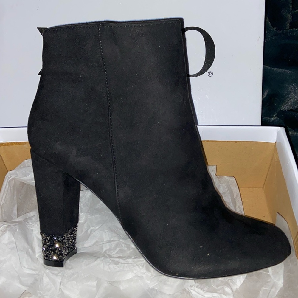 XOXO black faux suede silver glitter on heels size 10 NIB
